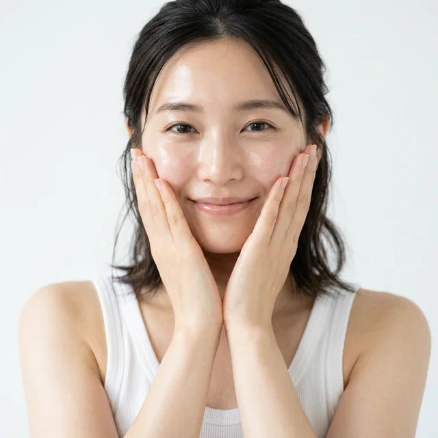 産毛がなくなり化粧水が角質層まで浸透し、内側からもっちりと潤いツヤのある美肌になった女性